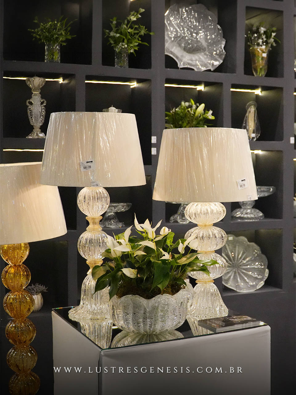 Luminaria de Mesa Abajur Murano Gardenia Transparente Detalhes Dourados Cupula Bege para Quarto Sala Living Hall